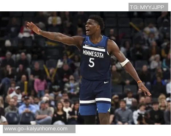 爱德华兹表现稳定半场12投6中贡献16分1篮板2助攻正负值5 爱德华兹表现稳定半场12投6中贡献16分1篮板2助攻正负值5