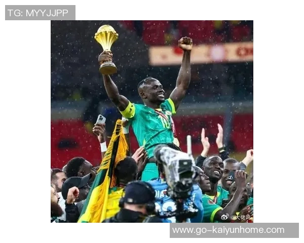 马内引领塞内加尔捧杯时刻荣耀时刻非洲杯冠军荣耀归属